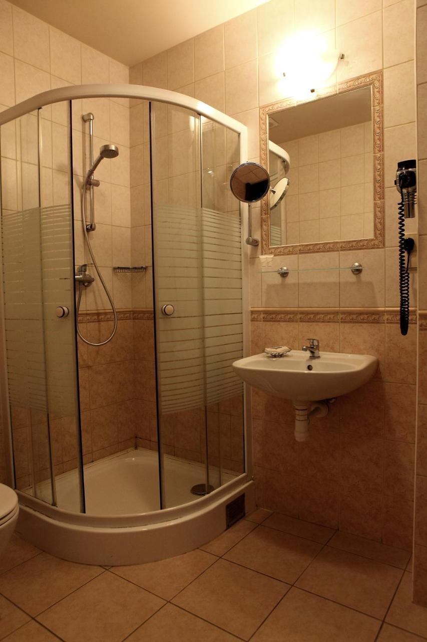 Katrina Aparthotel Ostrzeszow Exterior photo